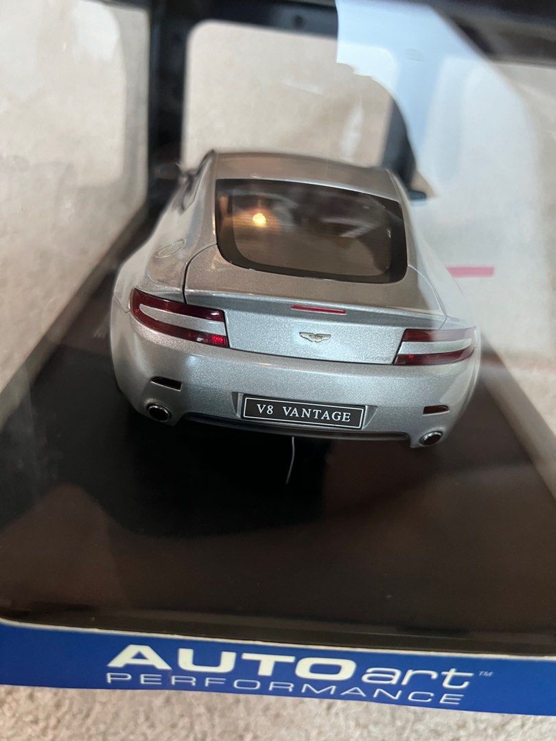 1/18 Autoart Aston Martin V8 Vantage Titanium Silver, Hobbies