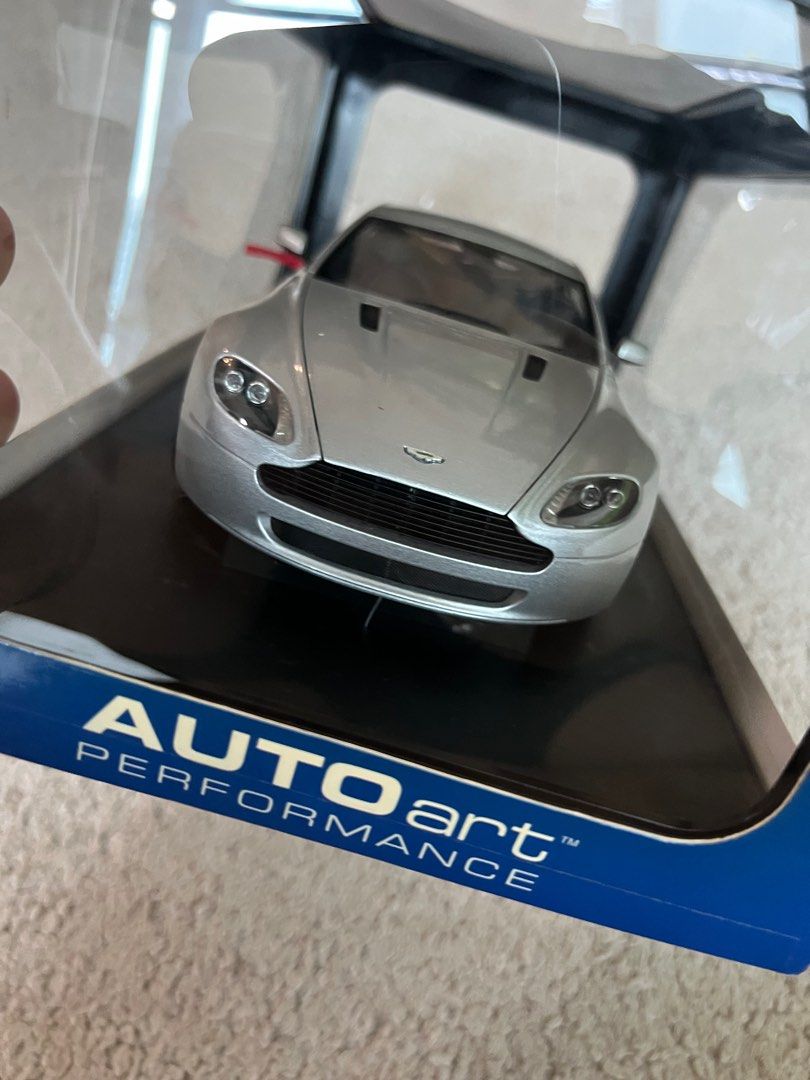 自動車 Autoart Aston Martin V8 Vantage 1:18 1/18 Autoart Aston Martin V8 Vantage Titanium Silver, Hobbies