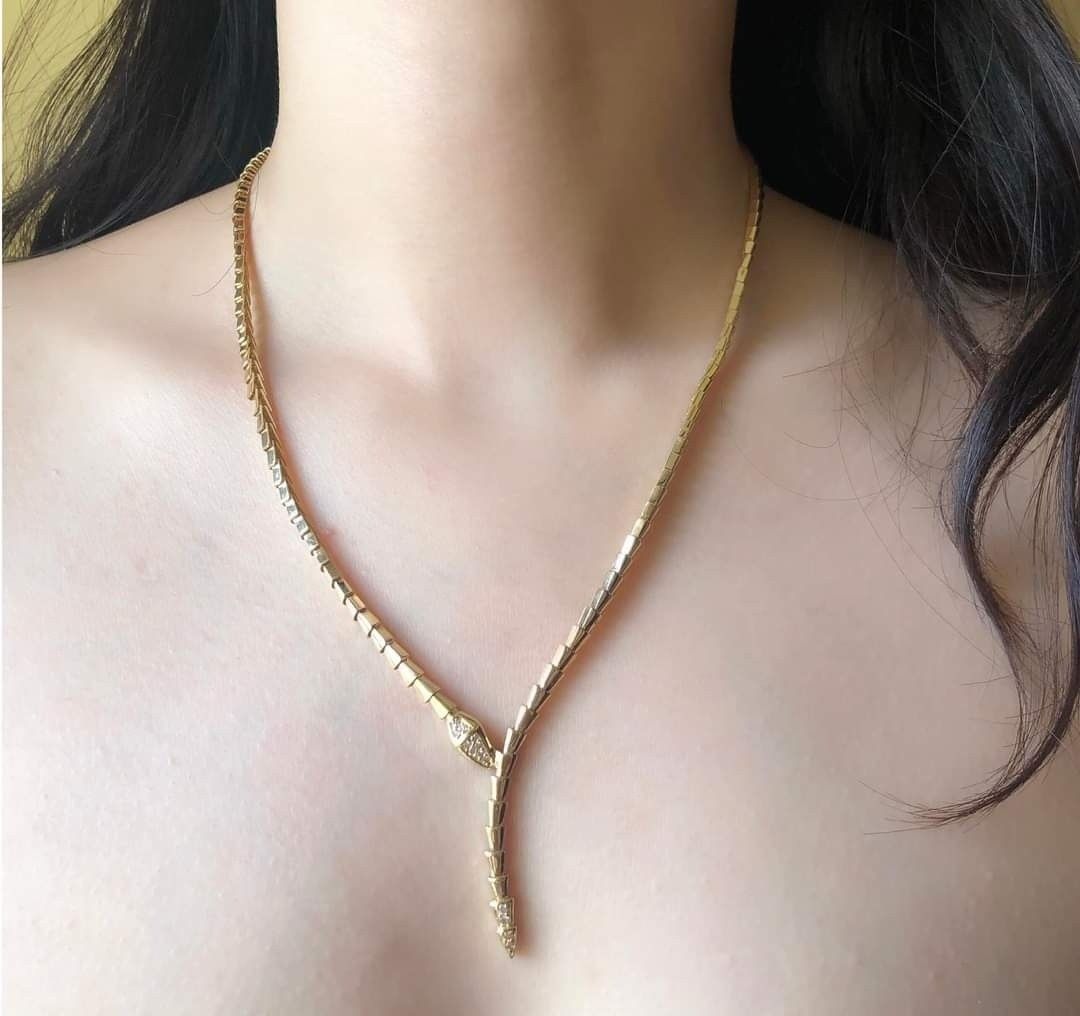 V Necklace Saudi 18k Gold, Women's Fashion, Jewelry & Organizers, Necklaces  on Carousell