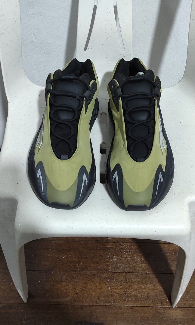 yeezy 700 black mnvn