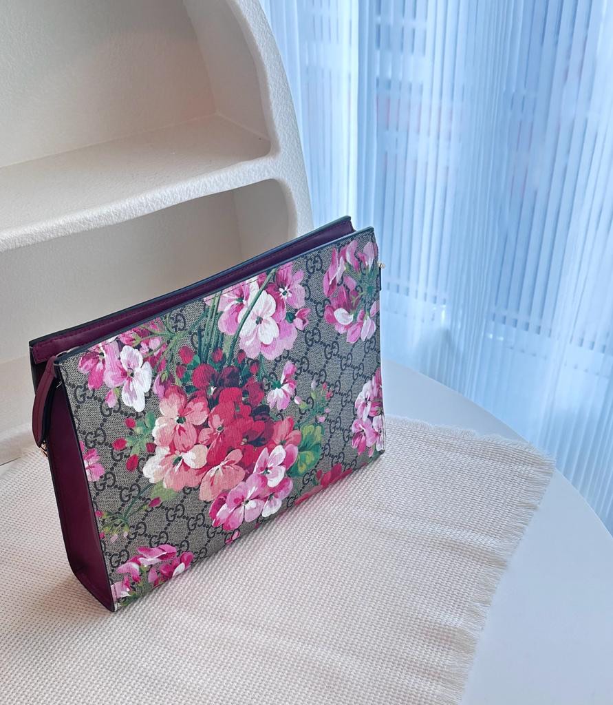 💯Authentic Gucci Flora Clutch, Luxury, Bags & Wallets on Carousell
