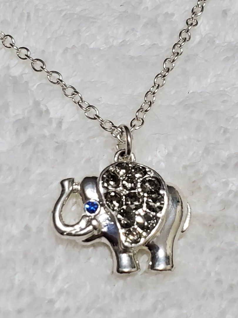 AVON Good Luck Necklace Elephant
