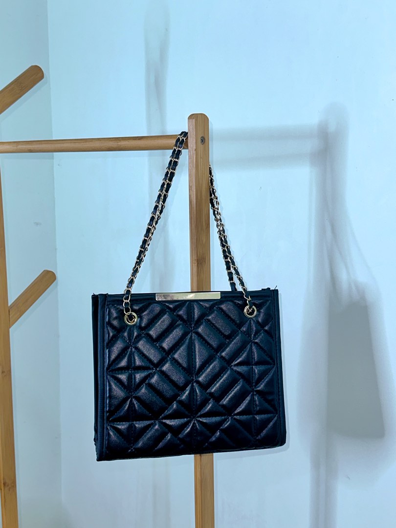 Black tote bag sale with gold chain