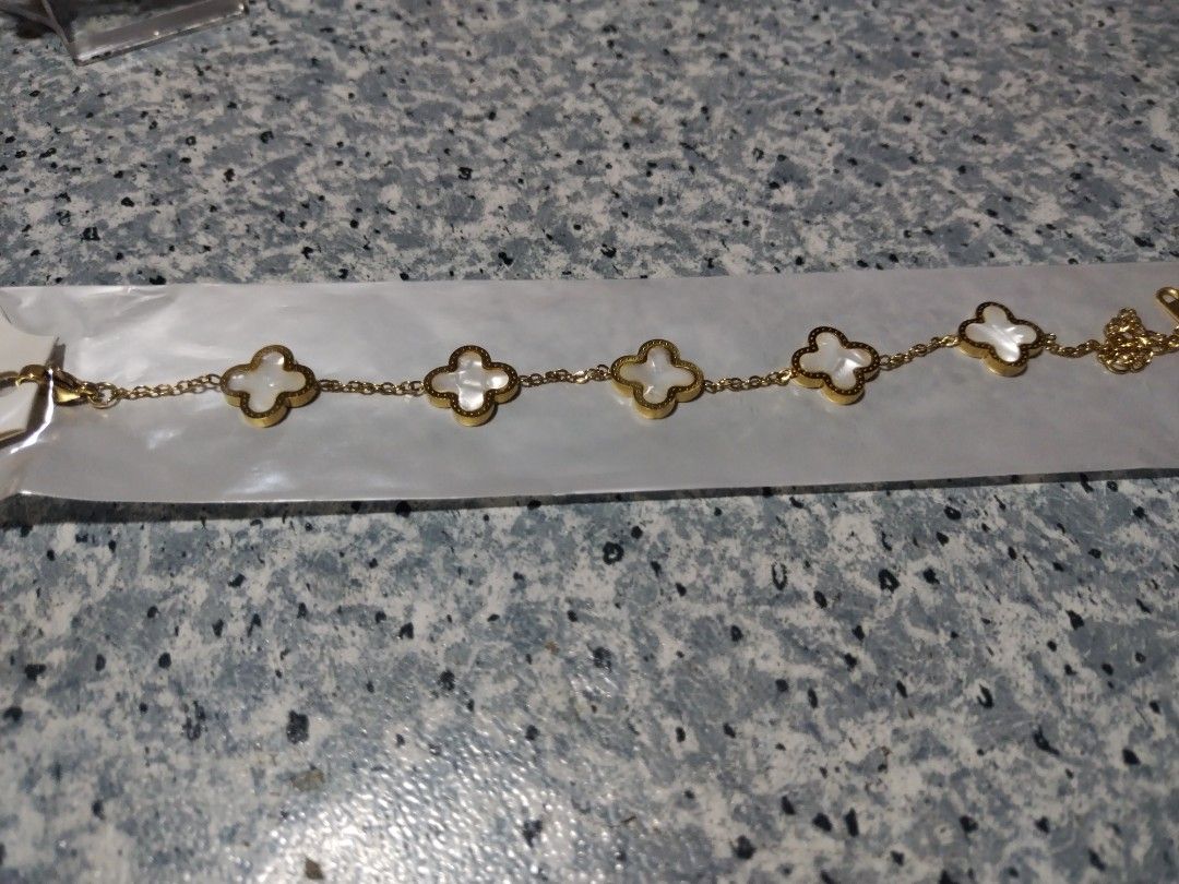 Bracelets (Category: Bracelets) located in Singapore. Submitted by sam61521 (Listing ID 1252884006, Image 3). Description: Bracelet with clover charms. Each selling at $4, three for $10.