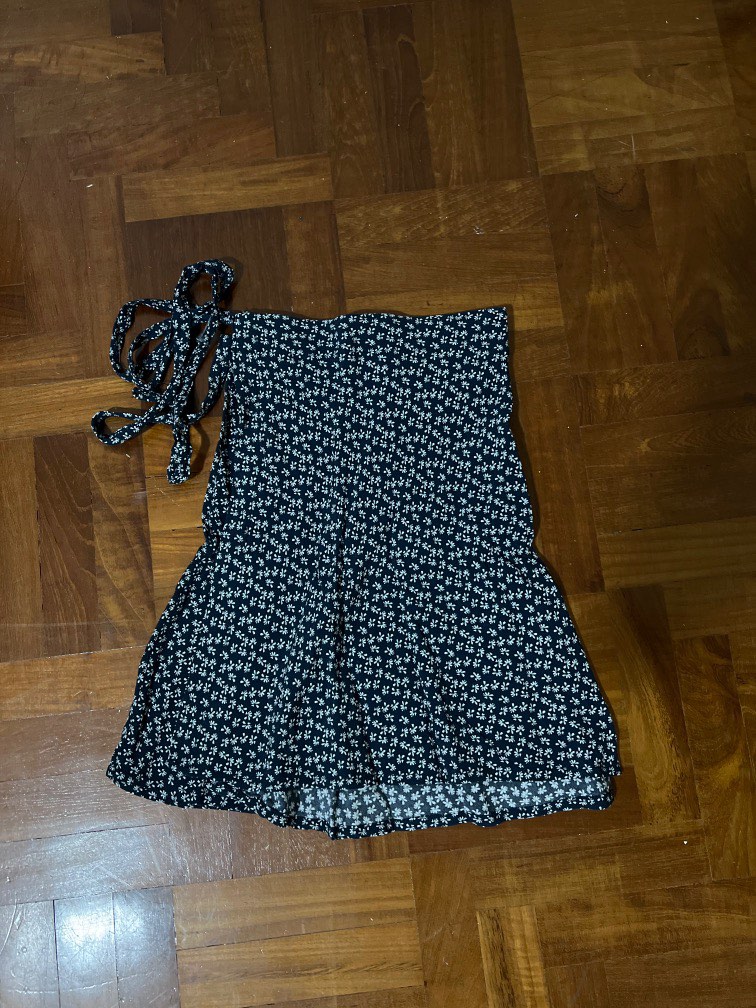 Brandy Melville Floral wrap skirt, Women's Fashion, Bottoms, Skirts on  Carousell