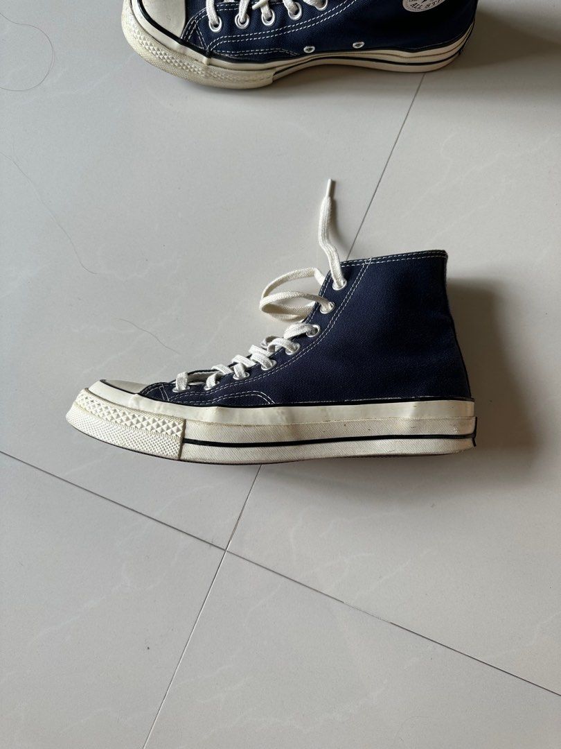 Dark blue chuck taylors shop