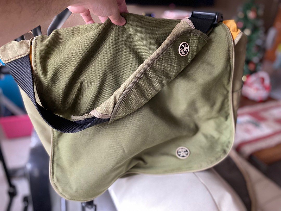 Crumpler laptop bag online