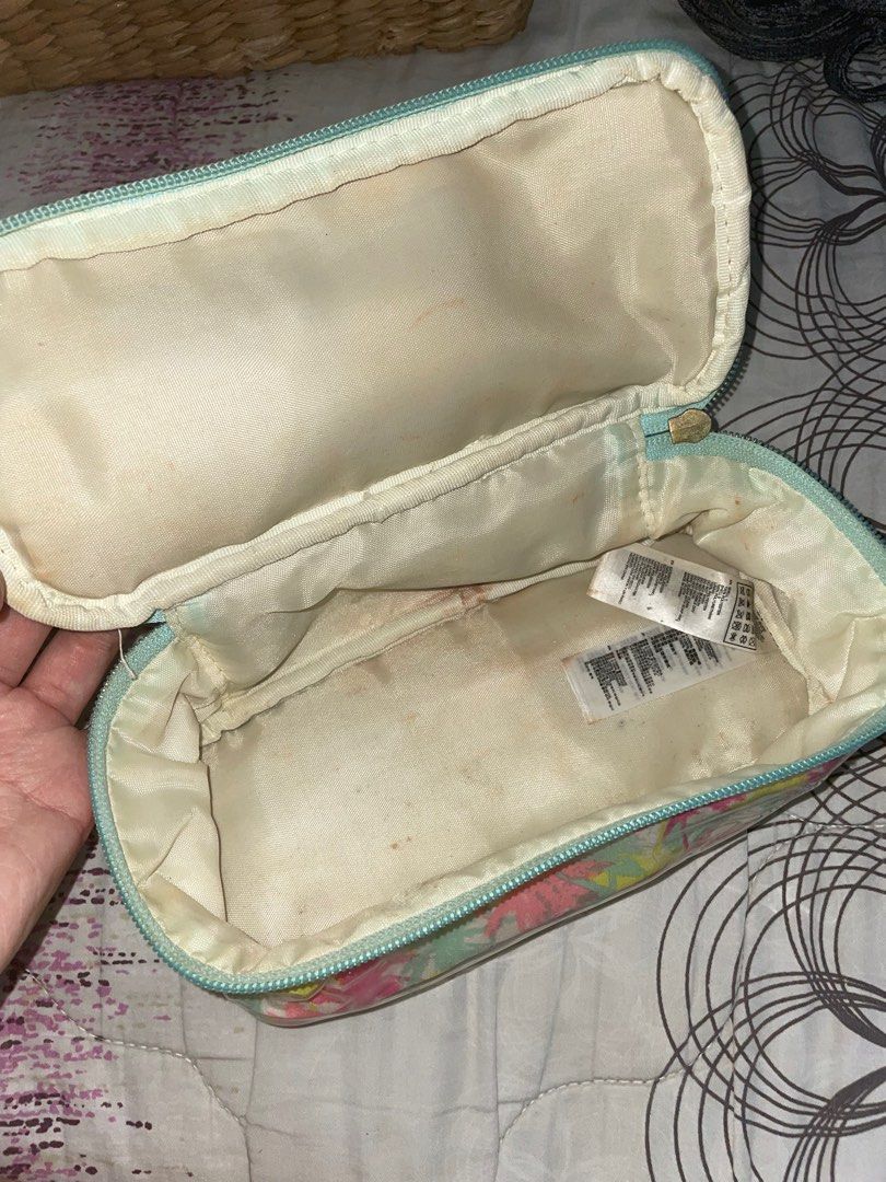 Forever 21 Makeup bag (Category: Purses & Pouches) located in Pasig City. Submitted by felisescloset (Listing ID 1252901079, Image 3). Description: Just dirty inside but condition is excellent nonetheless.
