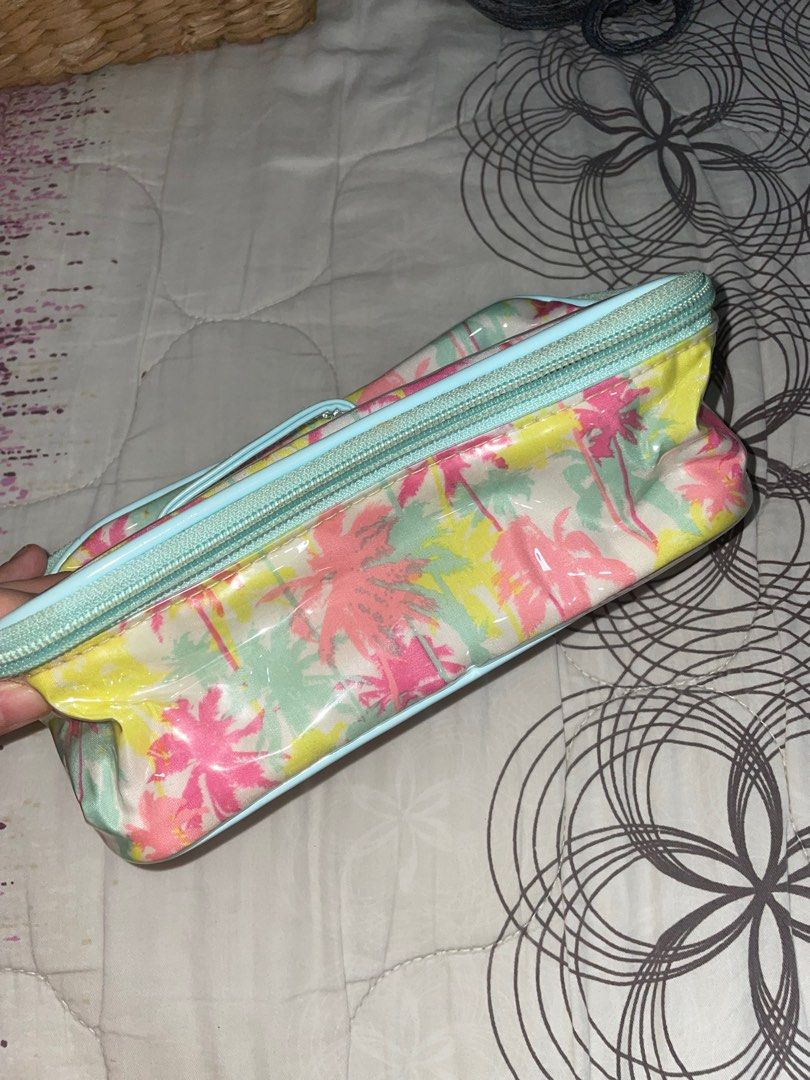 Forever 21 Makeup bag (Category: Purses & Pouches) located in Pasig City. Submitted by felisescloset (Listing ID 1252901079, Image 2). Description: Just dirty inside but condition is excellent nonetheless.