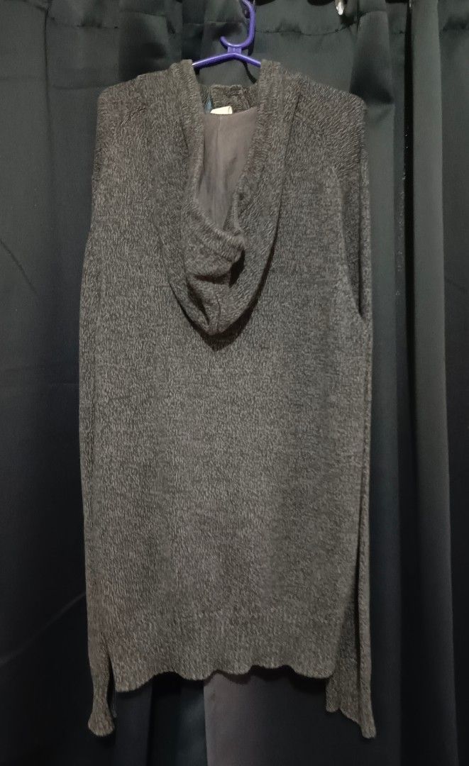 H&M Knitted Hoodie (Category: Hoodies) located in Cainta. Submitted by sadnote (Listing ID 1252840142, Image 2). Description: H&M Knitted Hoodie No issue Color rate: 9.8/10 Pit to pit (Width): 21 (strechable pa) Length: 32 Location: Cainta Can do shipping via Shopee checkout (Payment first) COD via Lalamove.