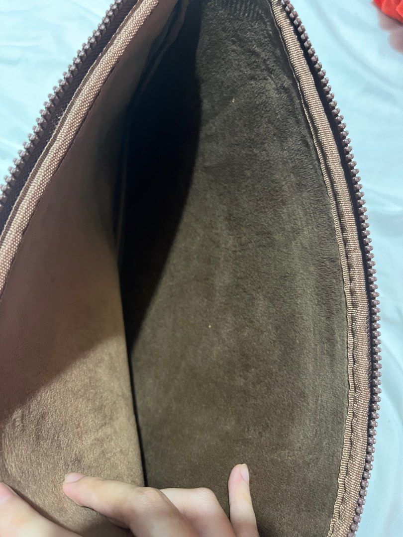 Laptop / Ipad Pouch (Category: Purses & Pouches) located in Quezon City. Submitted by trishiaa21 (Listing ID 1252878689, Image 3). Description: Orig price- 500+ Rfs-di na nagagamit May minor stains makikita sa pictures pero diko sure kung pwede pa matanggal since diko pa na-try tanggalin 13in siya .