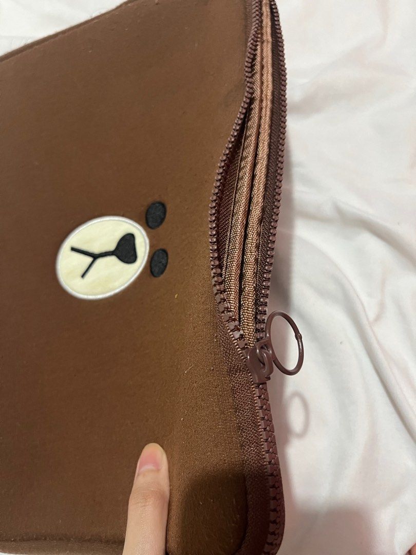 Laptop / Ipad Pouch (Category: Purses & Pouches) located in Quezon City. Submitted by trishiaa21 (Listing ID 1252878689, Image 2). Description: Orig price- 500+ Rfs-di na nagagamit May minor stains makikita sa pictures pero diko sure kung pwede pa matanggal since diko pa na-try tanggalin 13in siya .