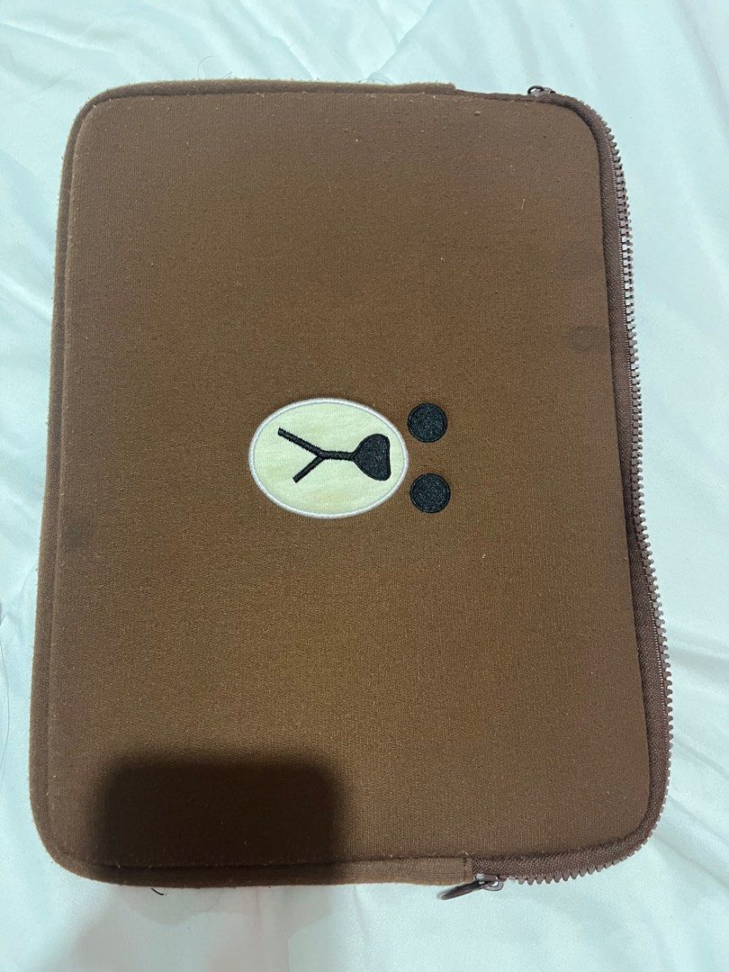 Laptop / Ipad Pouch (Category: Purses & Pouches) located in Quezon City. Submitted by trishiaa21 (Listing ID 1252878689, Image 1). Description: Orig price- 500+ Rfs-di na nagagamit May minor stains makikita sa pictures pero diko sure kung pwede pa matanggal since diko pa na-try tanggalin 13in siya .
