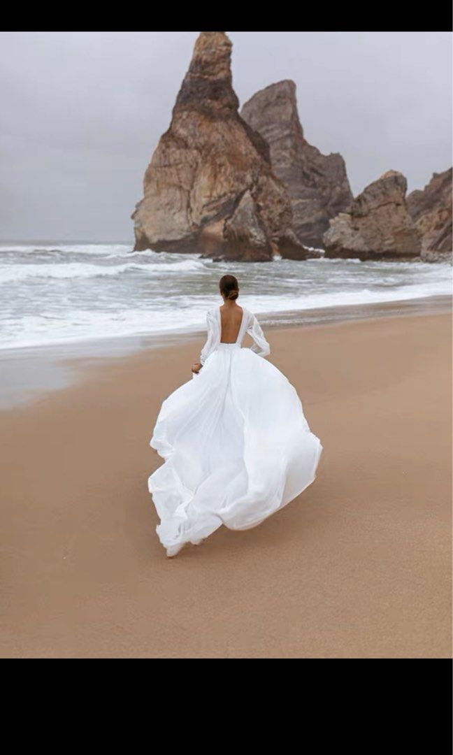 White flowy best sale beach wedding dresses