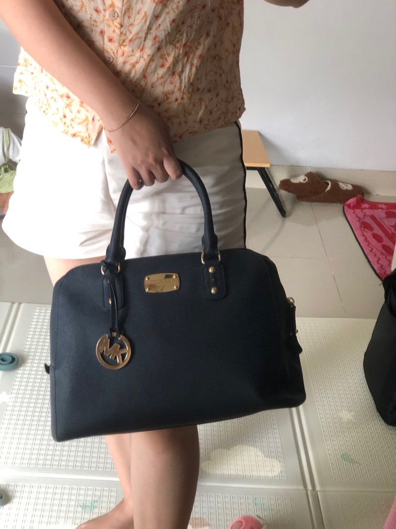 Tas Michael Kors Emmy Saffiano Leather Medium Crossbody Bag (Powder Blush),  Barang Mewah, Tas & Dompet di Carousell