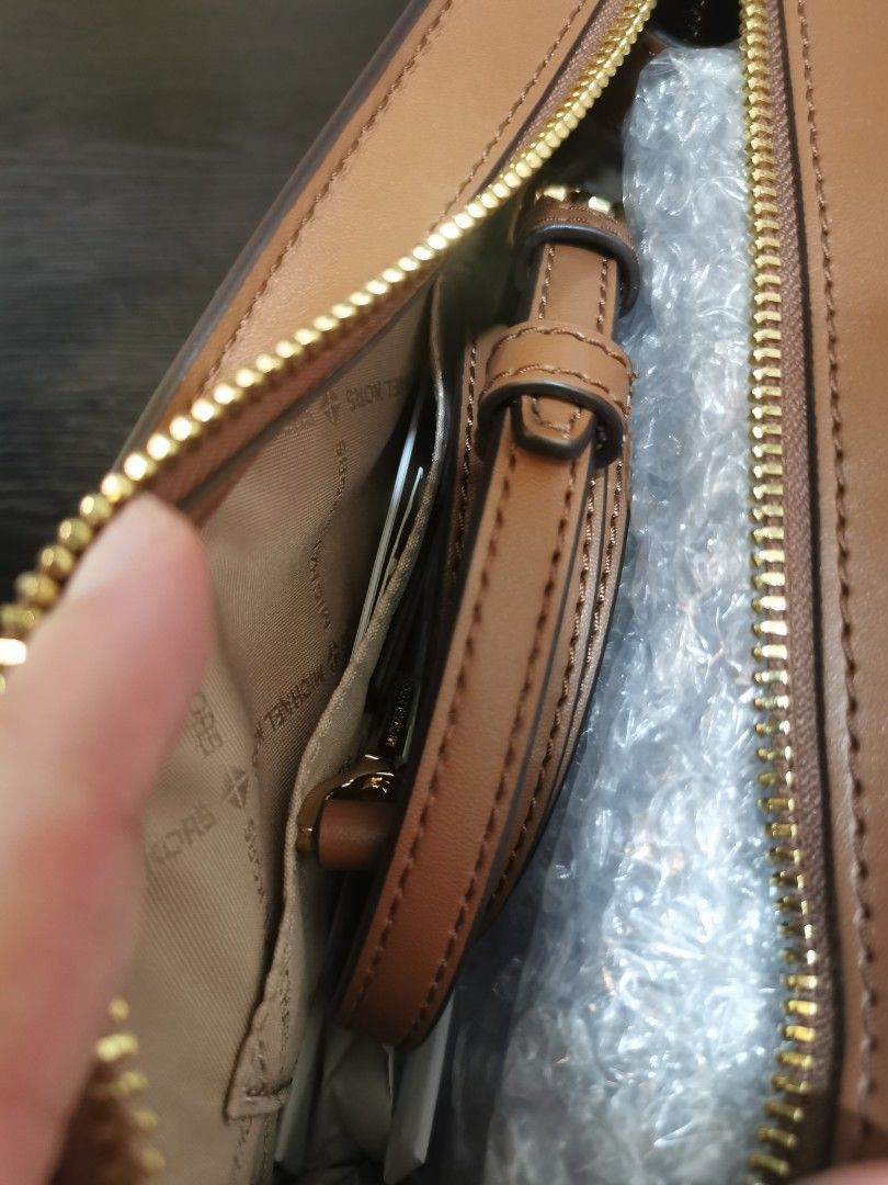 MICHAEL KORS Sheila Leather Crossbody Bag, Luxury, Bags & Wallets on  Carousell