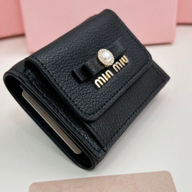 Miumiu wallets, 名牌, 手袋及銀包- Carousell