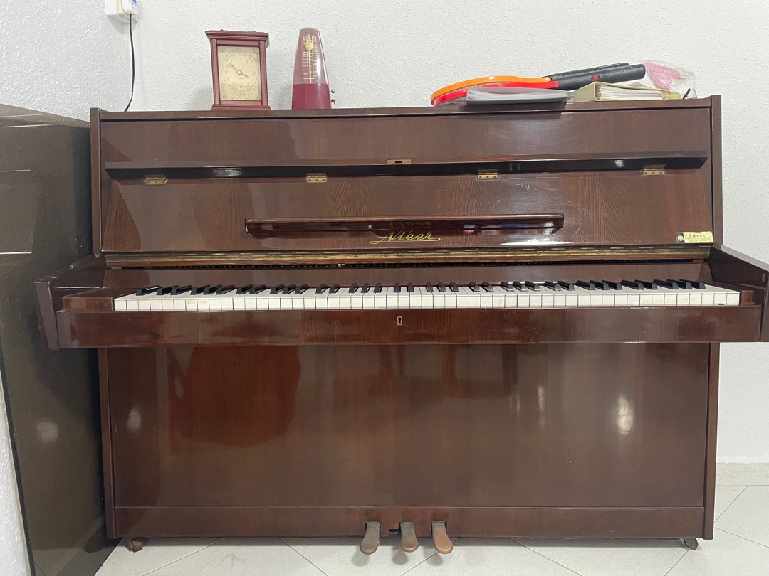 Nieer deals upright piano