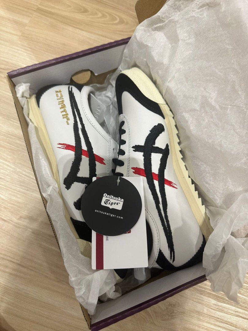 Onitsuka Tiger - Mexico 66 Deluxe (black/white) (Category: Sneakers) located in Singapore. Submitted by lavonnelau (Listing ID 1252951649, Image 3). Description: Original from Japan, brand new brought from Japan. Colour: Black/White Woman Size: Euro 35.5 / US 5 / UK 3 Deal location: Raffles Place MRT / Telok Ayer MRT.