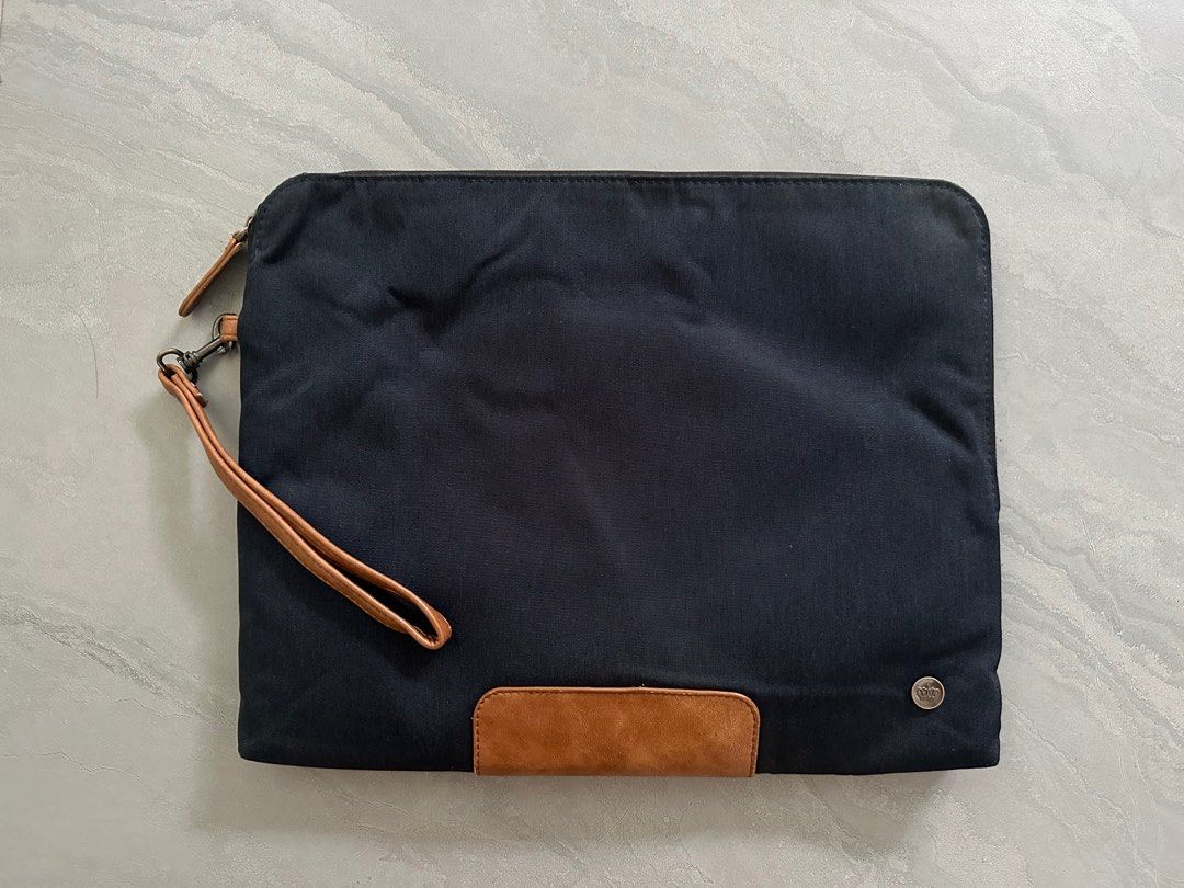 PKG Laptop/Tablet Sleeve (Category: Laptop Bags & Sleeves) located in Iba. Submitted by luxurused (Listing ID 1252840564, Image 2). Description: like new no issues clean .