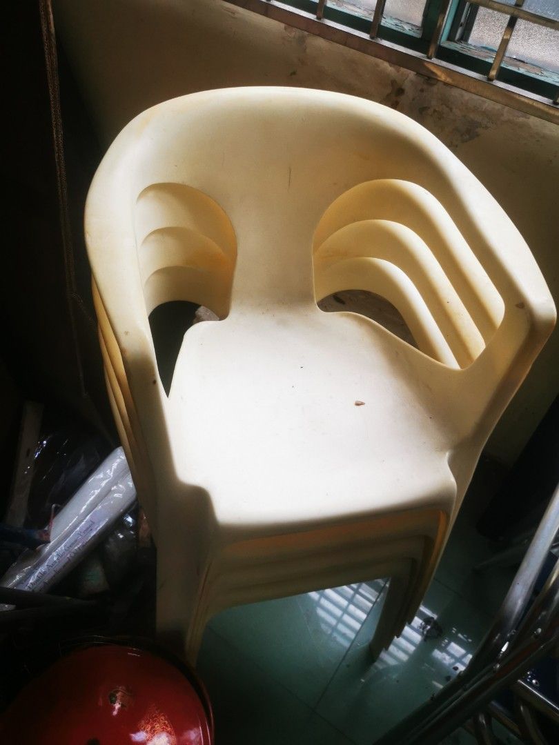 Second hand outlet plastic chairs olx