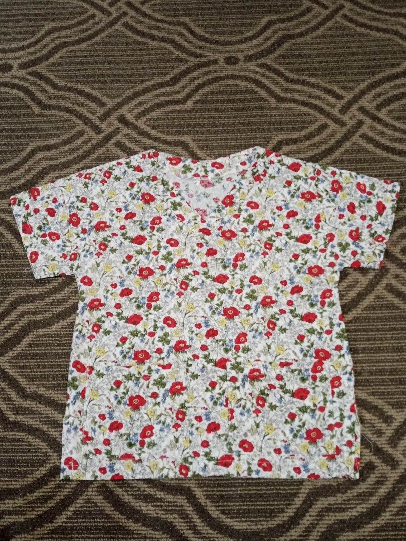 pre loved scrub suits (Category: Sets & Coordinates) located in Bulacan. Submitted by strong.bright.minds (Listing ID 1252847958, Image 3). Description: xs to s used for several occasions only. 3 tops for 250php.