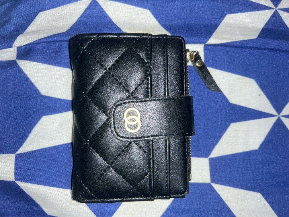Seagloca Black Wallet (Category: Wallets & Card holders) located in Quezon City. Submitted by notmaexy (Listing ID 1252808745, Image 1). Description: .