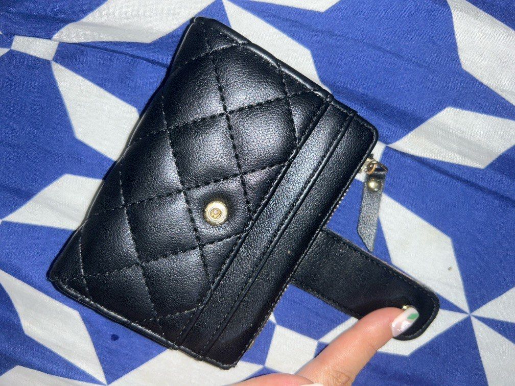 Seagloca Black Wallet (Category: Wallets & Card holders) located in Quezon City. Submitted by notmaexy (Listing ID 1252808745, Image 2). Description: .