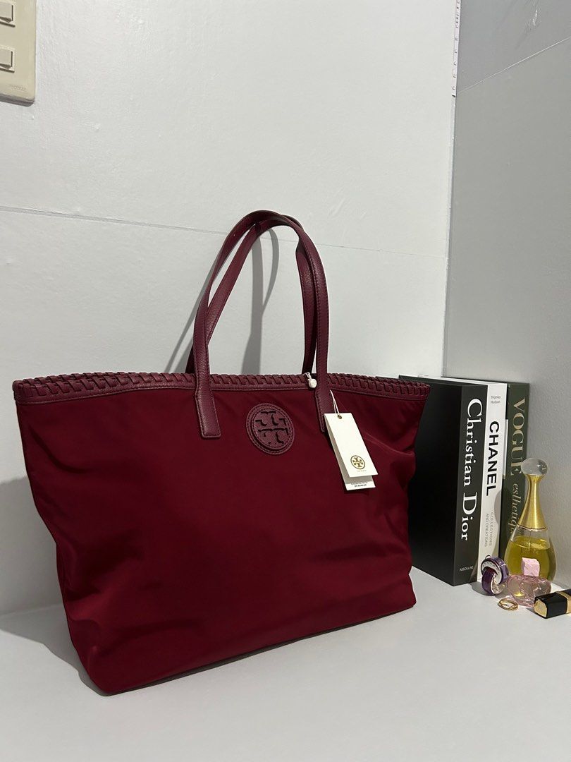 Tory Burch Maroon Marion Nylon Large Tote Bag (Category: Luxury Bags & Wallets) located in Dinalupihan. Submitted by w_finds (Listing ID 1252865320, Image 3). Description: ❗SHIPPING FEE NOT INCLUDED TO THE PRICE. ✅ STILL NEGOTIABLE (NOT TOO LOW) ✅ WHAT YOU SEE WHAT YOU GET ✅ MOP: COP, GCASH, BANK TRANSFER. ✅ COURIER: LBC, JNT, JR EXPRESS,LALAMOVE ✅ NO RETURN WITHOUT VIDEO PROOF ✅ALL FLAWS WHERE SEEN ON THE PICTURE (IF ANY) ❌ NO TO JOYJOY BUYER/RE