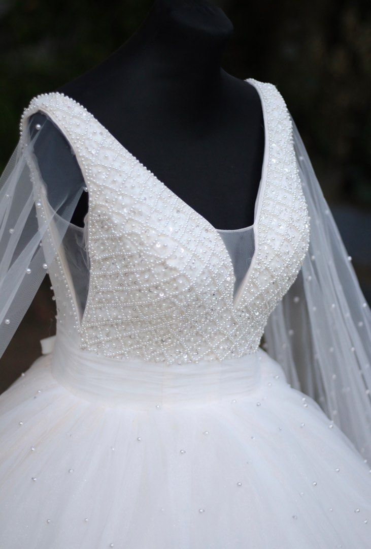 Wedding Gown (Category: Evening dresses & gowns) located in Manila. Submitted by eybeeee (Listing ID 1252873039, Image 2). Description: Hi future bride! ☺️ Baka maconsider mo po tong preloved gown ko used last feb 4,2023 Can fit small-med frame. With long veil ☺️.