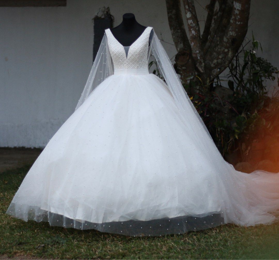 Wedding Gown (Category: Evening dresses & gowns) located in Manila. Submitted by eybeeee (Listing ID 1252873039, Image 1). Description: Hi future bride! ☺️ Baka maconsider mo po tong preloved gown ko used last feb 4,2023 Can fit small-med frame. With long veil ☺️.