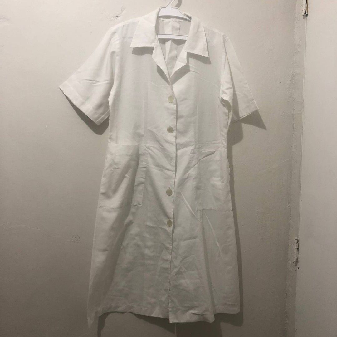 white laboratory gown lab coat science stem (Category: Medical Supplies & Tools) located in San Pablo. Submitted by oohdonbelle (Listing ID 1252916707, Image 1). Description: - issue: one missing button and tiny mark.