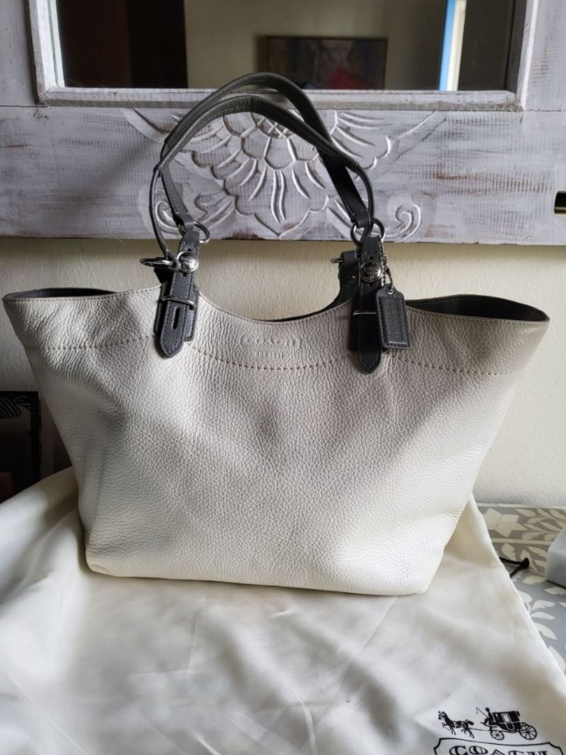 White leather Coach tote bag hardly used in near perfect condition