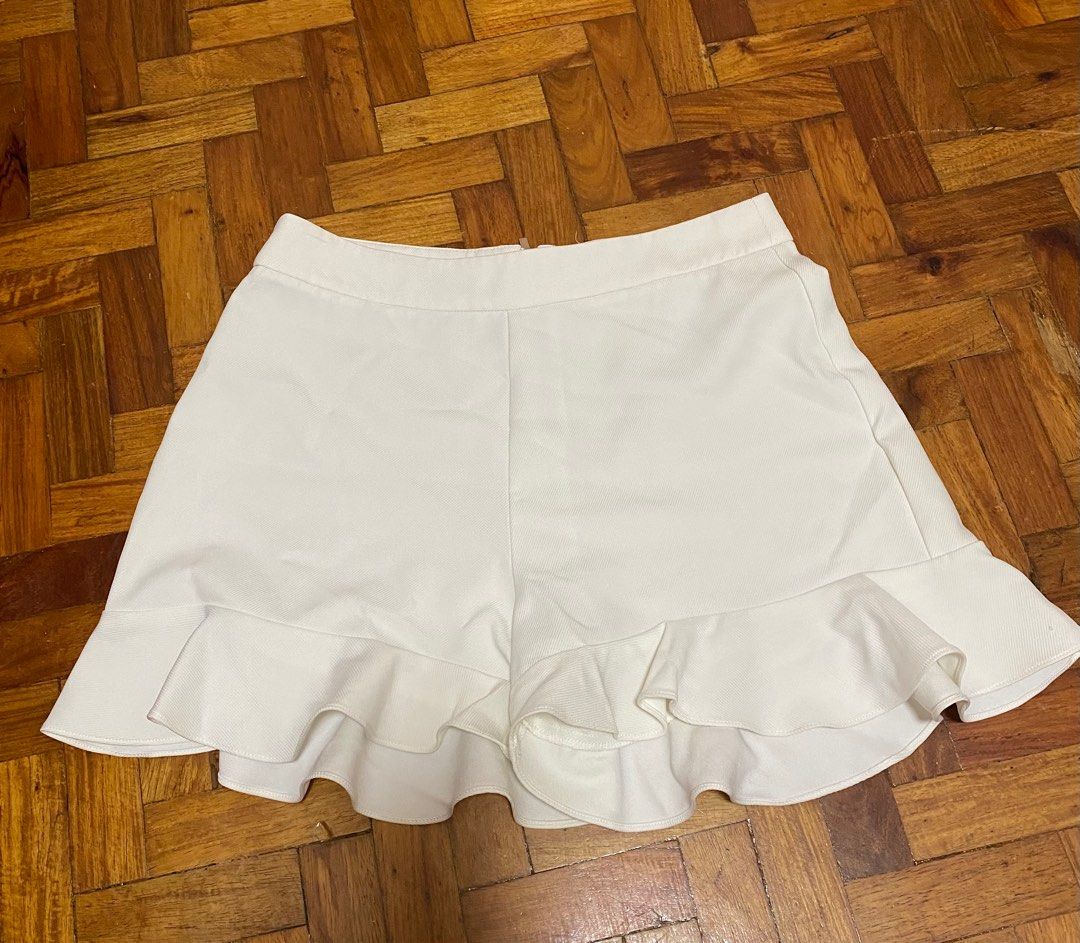 White Shorts Maldita (Category: Skirts) located in Navotas City. Submitted by Miming082 (Listing ID 1252970174, Image 1). Description: One of my fave shorts because it almost seems like I’m wearing a skirt. I gained weight kaya I have to let go. Size: M I love the quality, masarap ihandwash HAHAHHA Message me if you have any questions :).