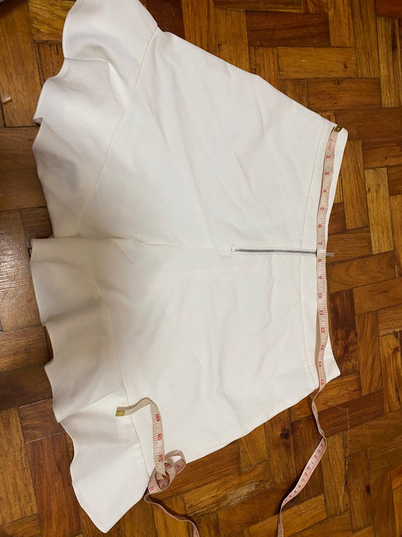 White Shorts Maldita (Category: Skirts) located in Navotas City. Submitted by Miming082 (Listing ID 1252970174, Image 3). Description: One of my fave shorts because it almost seems like I’m wearing a skirt. I gained weight kaya I have to let go. Size: M I love the quality, masarap ihandwash HAHAHHA Message me if you have any questions :).