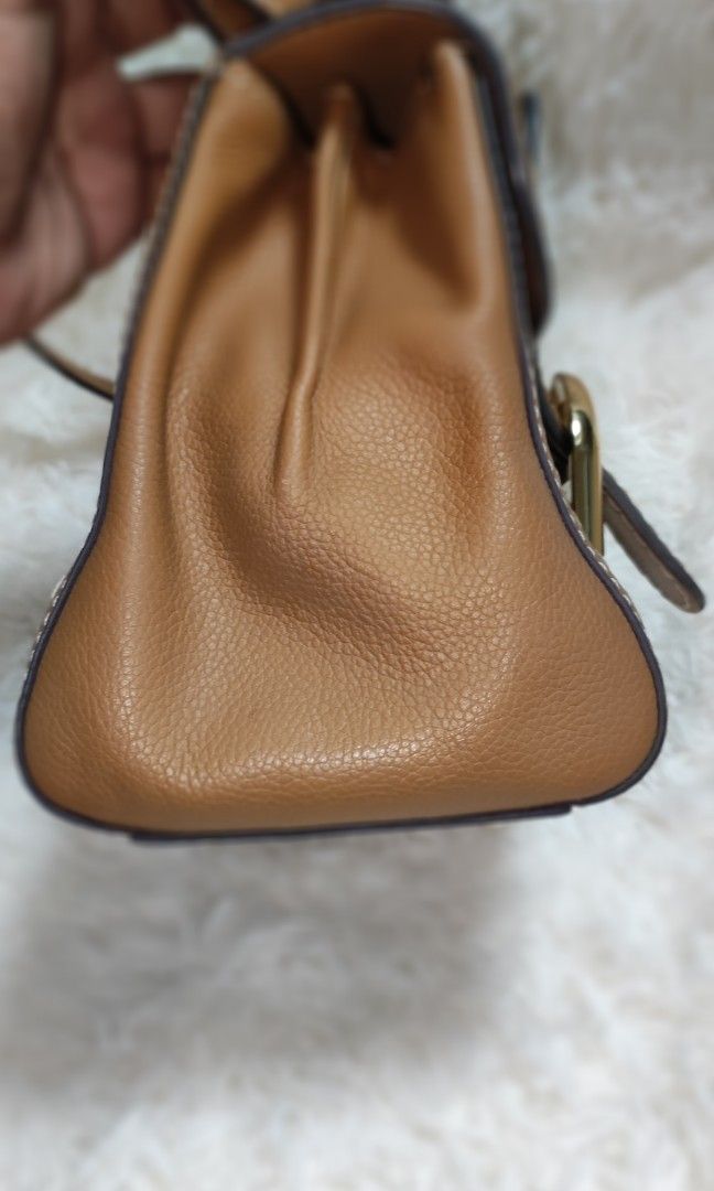 👛🇯🇵 Delvaux Shoulder Bag (Category: Luxury Bags & Wallets) located in Santa Rosa. Submitted by yerbua103 (Listing ID 1253154119, Image 3). Description: 👛 Delvaux is the oldest luxury leather goods Maison in the world being founded by Charles Delvaux from Brussels in 1829. Delvaux has remained a family-owned company precisely because it wants to protect those values of quality, exclusivity and taste. Their superior construction and materials t