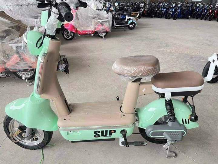 BODEGA PRICE NEW RETRO MODERN SUP 2 WHEELS EBIKE (Category: Bicycles) located in Quezon City. Submitted by wcfonlinestore (Listing ID 1253145500, Image 2). Description: NEW ARRIVAL RETRO MODERN SUP 2 WHEELS EBIKE😍 with Keyless and Tap Card operate 👌🥰✅… PRICE PHP 15,000 48v12🤗✅ Specification‼️‼️‼️ 35-40Km Range 25-30 Kph Speed 14"x2.50" Tubeless Tire Anti-theft alarm Digital Guage With Basket With Center Stand With Side Stand with pedal Signal