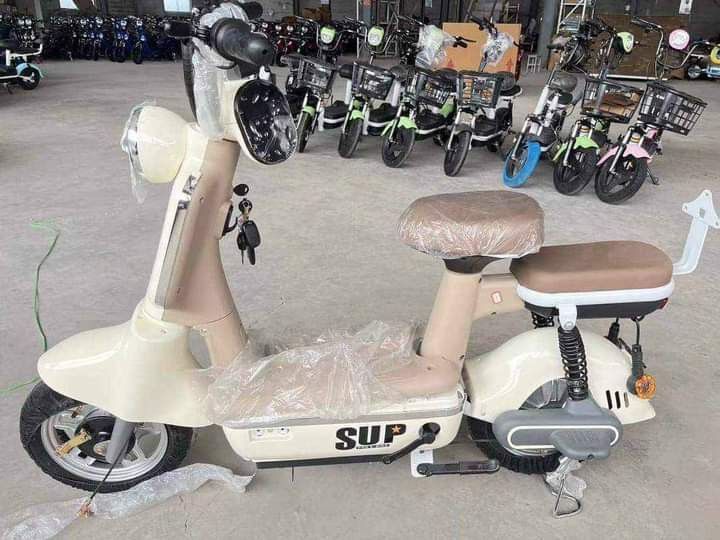 BODEGA PRICE NEW RETRO MODERN SUP 2 WHEELS EBIKE (Category: Bicycles) located in Quezon City. Submitted by wcfonlinestore (Listing ID 1253145500, Image 3). Description: NEW ARRIVAL RETRO MODERN SUP 2 WHEELS EBIKE😍 with Keyless and Tap Card operate 👌🥰✅… PRICE PHP 15,000 48v12🤗✅ Specification‼️‼️‼️ 35-40Km Range 25-30 Kph Speed 14"x2.50" Tubeless Tire Anti-theft alarm Digital Guage With Basket With Center Stand With Side Stand with pedal Signal