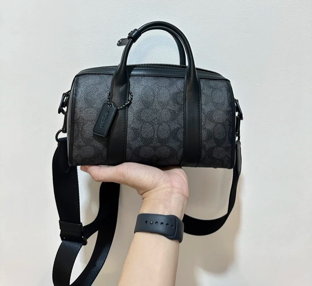 Coach voyager bag sales with travel patches