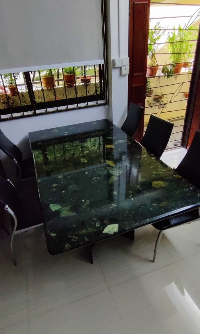 Dining Table (Category: Tables & Sets) located in Singapore. Submitted by spyder78 (Listing ID 1253012106, Image 1). Description: .