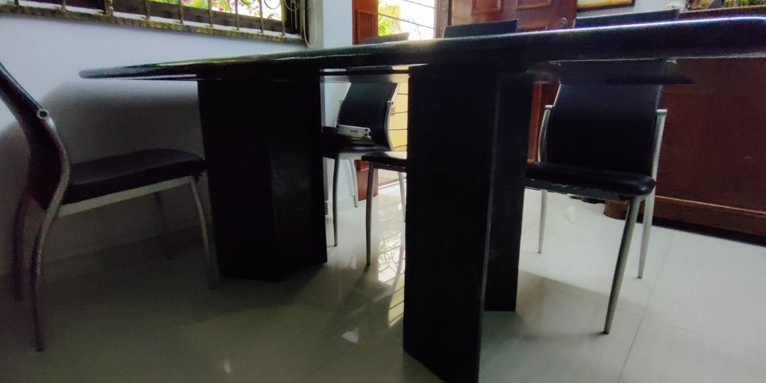 Dining Table (Category: Tables & Sets) located in Singapore. Submitted by spyder78 (Listing ID 1253012106, Image 3). Description: .