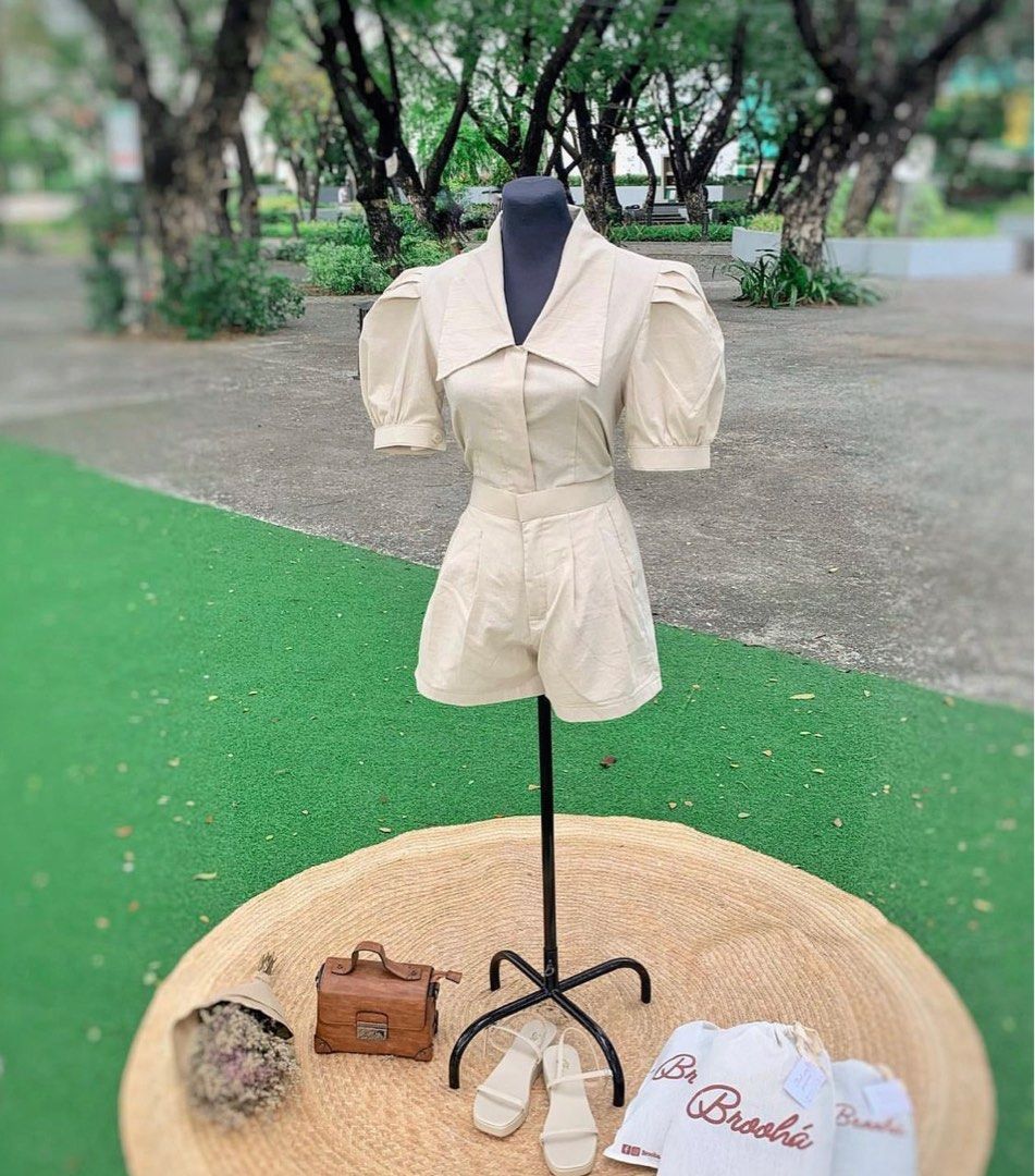 Elegant Off White Oversized Collar & Puff Sleeves (Category: Blouses) located in Pateros City. Submitted by lelieldbj (Listing ID 1253143773, Image 2). Description: .