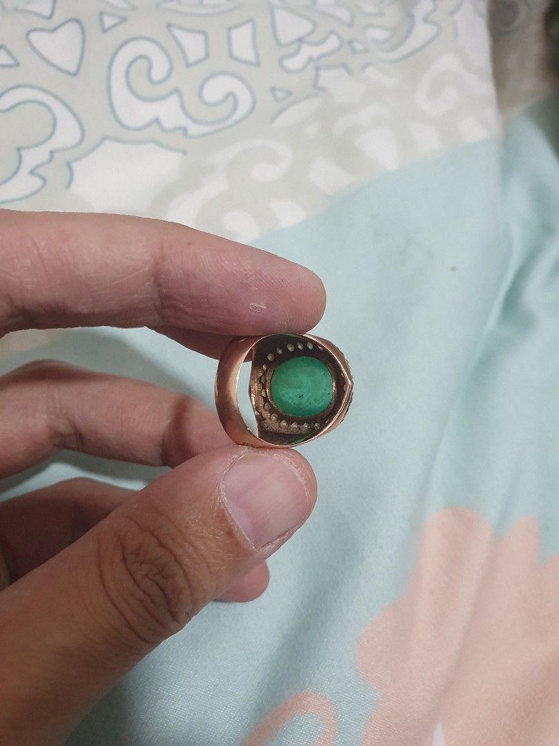 Emerald Ring (Category: Accessories) located in Kuala Lumpur. Submitted by adyusof (Listing ID 1253000665, Image 3). Description: Cincin batu zamrud diikat pada suasa bersama 22 butir berlian..