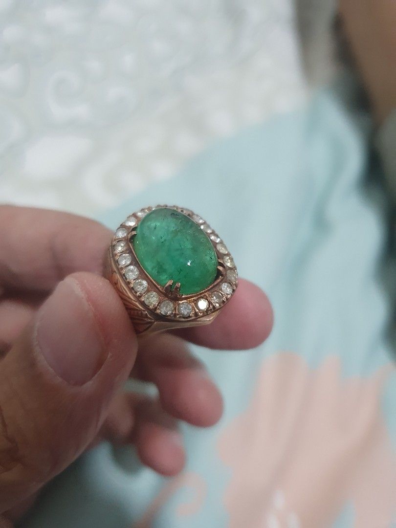 Emerald Ring (Category: Accessories) located in Kuala Lumpur. Submitted by adyusof (Listing ID 1253000665, Image 2). Description: Cincin batu zamrud diikat pada suasa bersama 22 butir berlian..