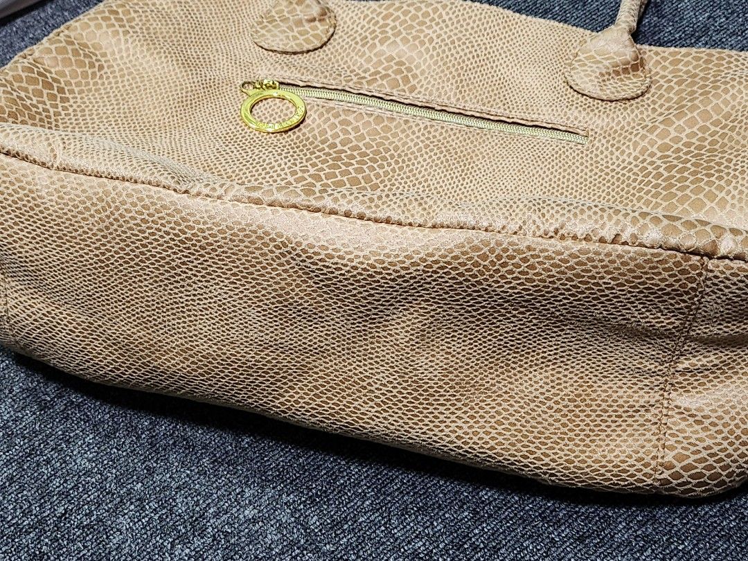 Estee Lauder Beige Snake Print Bag (Category: Shoulder Bags) located in Tarlac. Submitted by jemserrano (Listing ID 1253107788, Image 3). Description: Estee Lauder Large Bag Very good used condition Minimal signs of usage.