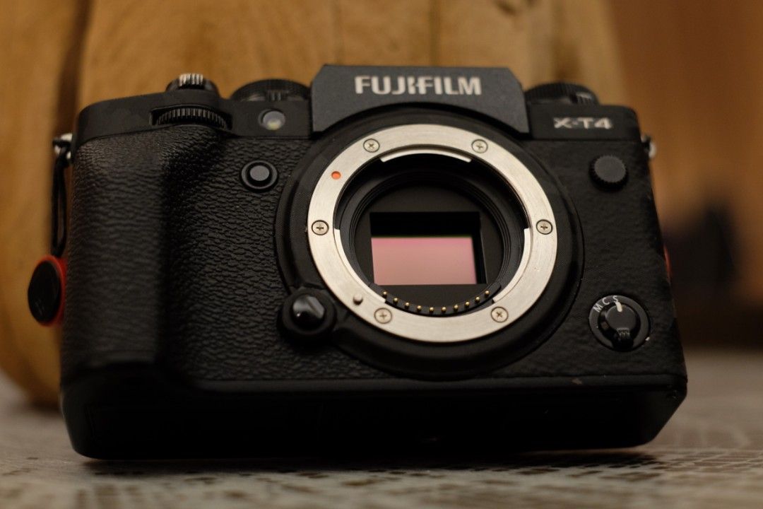 Fujifilm XT4 (Category: Cameras) located in Makati City. Submitted by bum_emeritus (Listing ID 1253112219, Image 3). Description: In excellent condition. Body wrapped with anti scratch skin film except for the grip area. Some very minor scuffs on the body corners. Buttons are crisp. All functioning. 9.5/10 rating. Performance: 10/10. Clean sensor. All ports working. Screen and viewfinder are both smooth. No issues. Comes with: Original box, its i