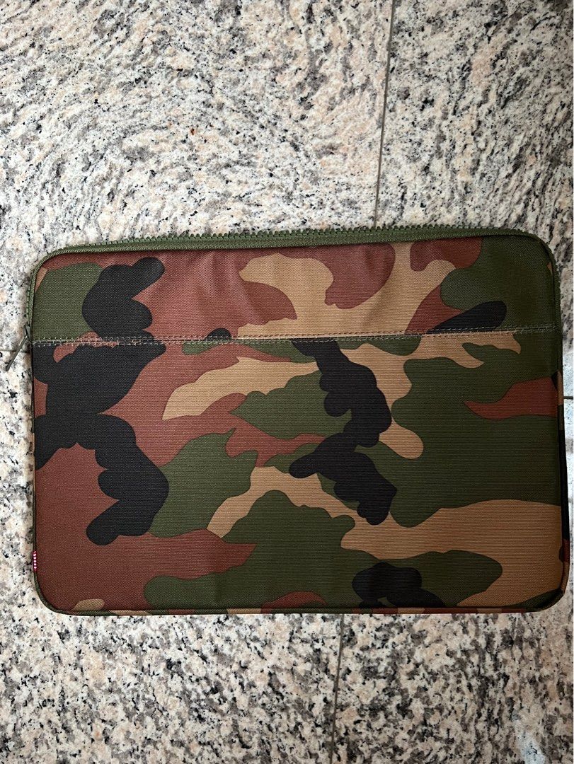 Herschel camo hot sale laptop sleeve