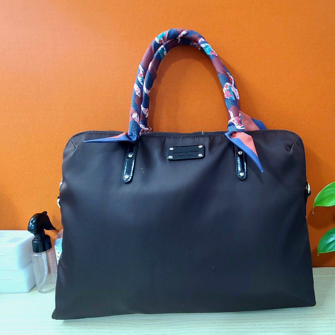 Kate Spade laptop bag dark brown (Category: Luxury Bags & Wallets) located in Manila. Submitted by annemae0710 (Listing ID 1233768918, Image 1). Description: signs of usage on top handle which are addressed by the twilly. 🙂 well used but still in good condition. just have to let go as i bought a new laptop bag. shoulder handle got lost but can give the one i'm using for it..