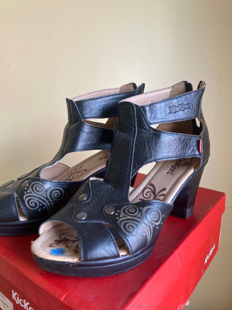 Kickers block heels