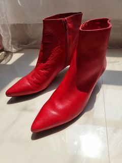 Kitten heels boot UNISA in red color, VERY GOOD CONDITION CUMA PAKAI 3X MAX, CANTIK BOOT NYA, No box, jual 350rb blm ongkir weekend sale no tawar belum ongkir